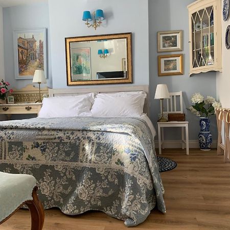 Esme'S Bed & Breakfast วินเชสเตอร์ ภายนอก รูปภาพ